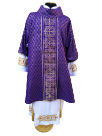 Dalmática roxa com galão